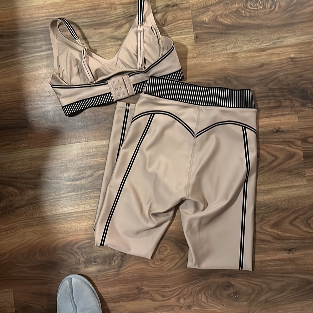 ALO Yoga Taupe & Black Contrast Sports Bra - Picture 9 of 10